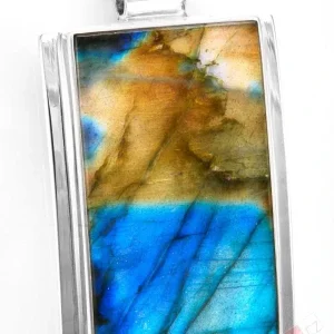 Větší unisex stříbrný přívěsek (Ag 925/1000) s labradoritem QAA, cca 40 x 26 mm, "svítání nad mořským pobřežím Madagaskaru" (LB2007P)